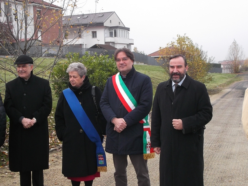 Partecipanti alla cerimonia di piantagione dei Tigli nel Parco dell Ospedale Cardinal Massaia di Asti in occasione della Giornata Nazionale degli Alberi. Da (sx): S.E. Mons. Francesco Ravinale, Vescovo di Asti, la Consigliera Angela Quaglia della Provincia di Asti, il Sindaco di Asti, Avv. Fabrizio Brignolo e il Prof. Marco Devecchi dell Osservatorio del Paesaggio per il Monferrato e l Astigiano [Foto di Fabrizio Aimar].