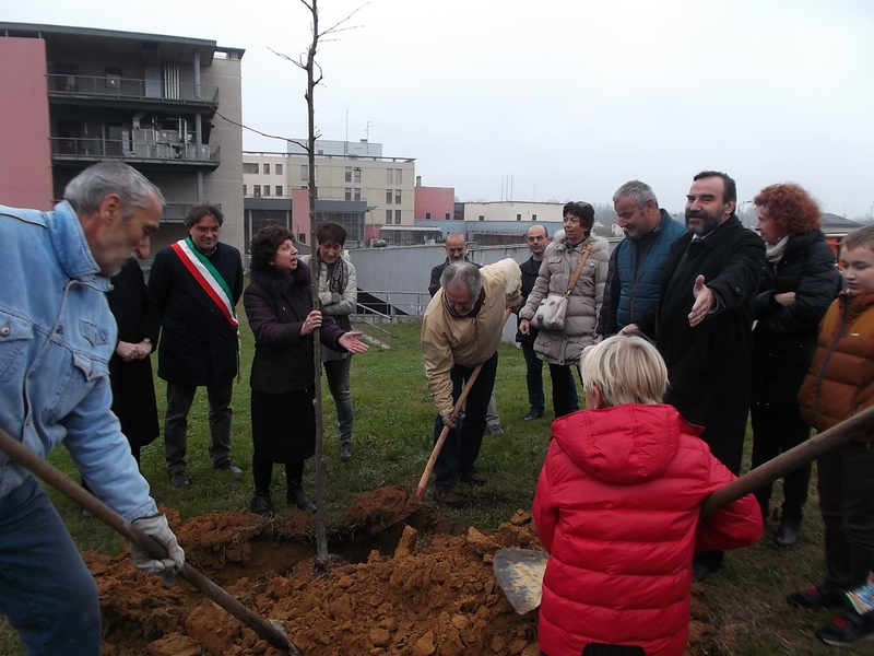 Piantagione di un tiglio da parte della Dott.ssa Donatella Ciaceri, Dirigente medico della Direzione sanitaria dell ASL di Asti con l aiuto di Giancarlo Dapavo (Presidente del Circolo Gaia Legambiente di Asti) [Foto di Fabrizio Aimar].