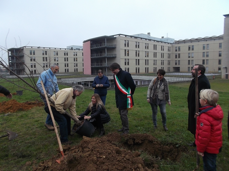 Piantagione di un tiglio da parte dell Assessore all Ambiente Maria Bagnadentro del Comune di Asti con l aiuto del Presidente Maria Ferlisi del Consiglio comunale di Asti e di Giancarlo Dapavo (Presidente del Circolo Gaia Legambiente di Asti) [Foto di Fabrizio Aimar].