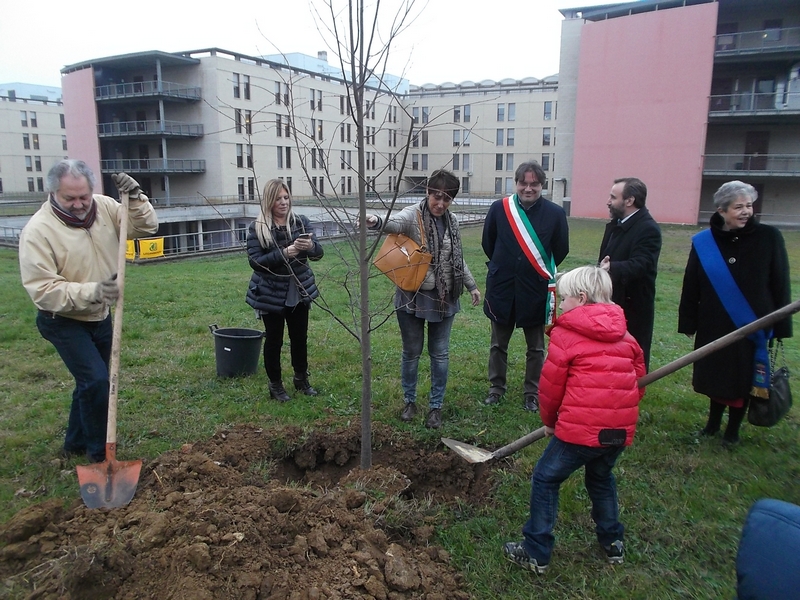 Piantagione di un tiglio da parte dell Assessore all Ambiente Maria Bagnadentro del Comune di Asti [Foto di Fabrizio Aimar].