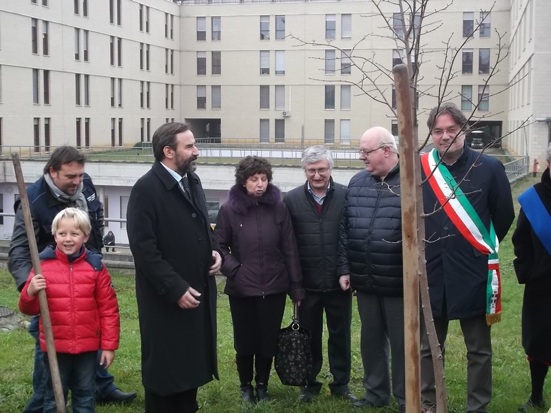 Piantagione di un tiglio da parte dell Avv. Fabrizio Brignolo, Sindaco della Città di Asti [Foto di Fabrizio Aimar].