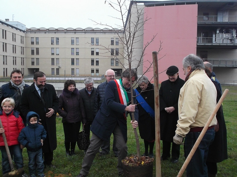 Piantagione di un Tiglio nel Parco dell Ospedale Cardinal Massaia di Asti in occasione della Giornata nazionale degli alberi da parte del Sindaco di Asti, Avv. Fabrizio Brignolo, alla presenza di S.E. il Verscovo di Asti, Mons. Francesco Ravinale, del Presidente Giancarlo Dapavo del Circolo Gaia Legambiente di Asti, della Consigliera Angela Quaglia della Provincia di Asti, del Presidente Angelo Porta del Circolo Legambiente Valtriversa, della Dott.ssa Donatella Ciaceri, Dirigente medico della Direzione sanitaria dell ASL di Asti,del Dott. Vincenzo Soardo dell ASL di Asti, del Presidente Marco Devecchi dell Osservatorio del Paesaggio per il Monferrato e l Astigiano e dell Ing. Riccardo Palma dell Ordine degli Ingegneri della Provincia di Asti [Foto di Fabrizio Aimar].