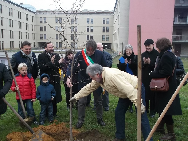 Piantagione di un tiglio da parte dell Avv. Fabrizio Brignolo, Sindaco della Città di Asti [Foto di Fabrizio Aimar].