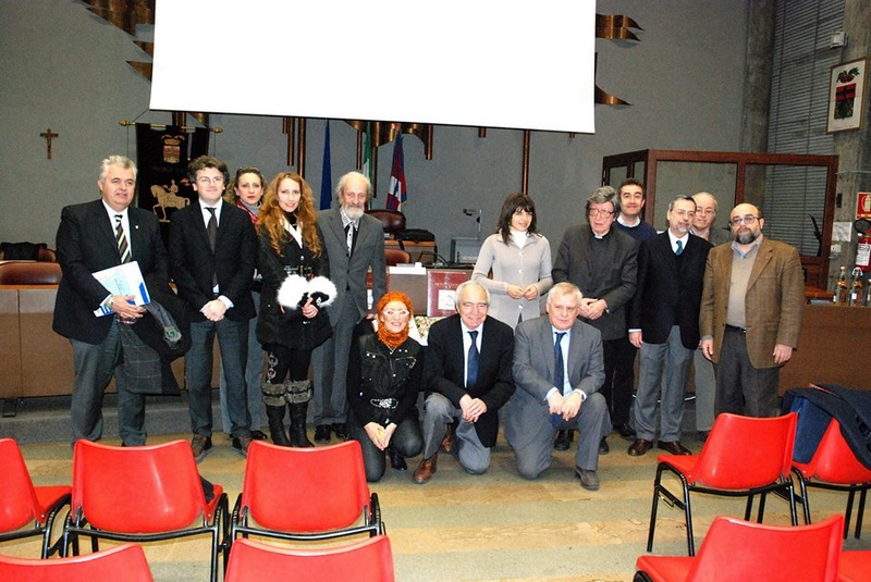 Foto ricordo con tutti gli Autori presenti alla presentazione del libro "Monferrato Splendido Patrimonio" insieme all editore Lorenzo Fornaca.