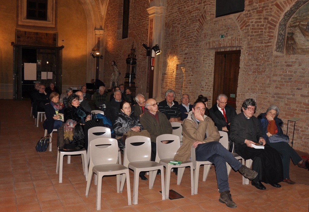 Folto ed attento pubblico presente alla presentazione del libro presso lo Spazio San Giovanni di Asti [Foto di Lorenzo Gallo].