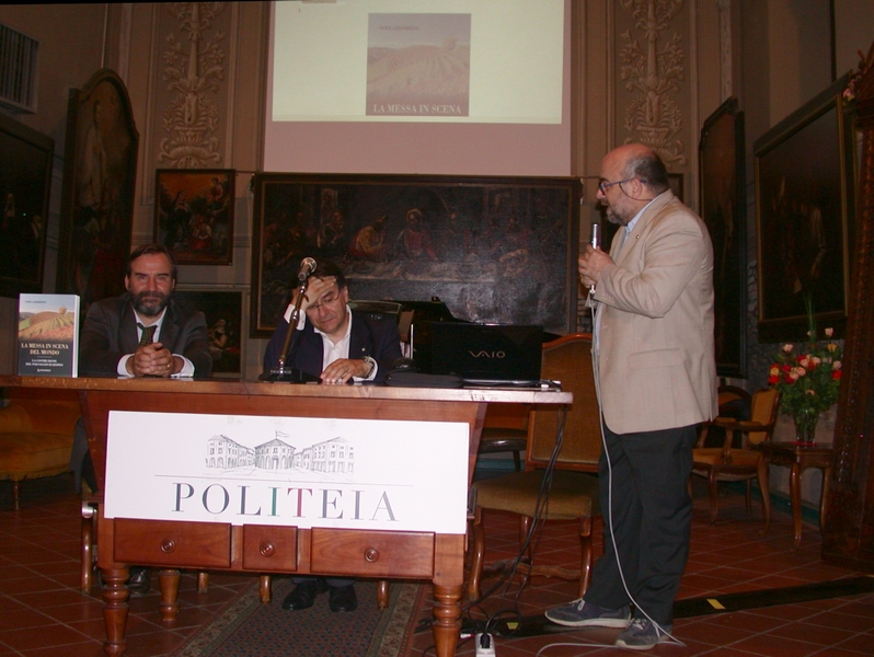 Introduzione da parte del Moderatore dell incontro, Dott. Massimo Carcione, Esperto affiliato al CESTUDIR dell Università Cà Foscari di Venezia, già Legal Advisor del Segretariato Internazionale dell ICOMOS [Foto di Paolo Guercio].