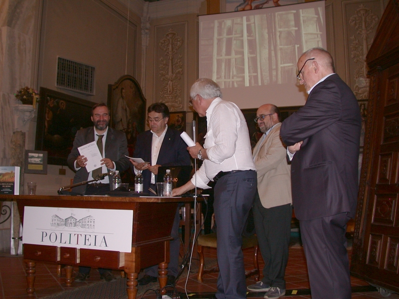 Momento conclusivo della presentazione del libro "La messa in scena del Mondo" di Yves Luginbühl con un saluto del Presidente Pietro Masoero dell Accademia di cultura nicese l ERCA [Foto di Paolo Guercio].