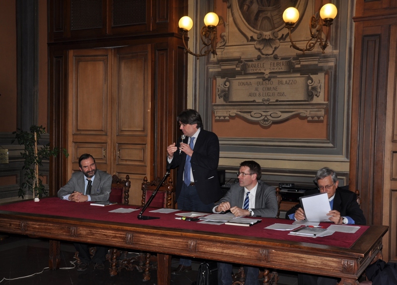 Saluto introduttivo da parte del Sindaco di Asti, Avv. Fabrizio Brignolo. Nella foto al Tavolo dei relatori, da (sx): Prof. Marco Devecchi (Moderatore), Avv. Fabrizio Brignolo (Sindaco di Asti), Avv. Davide Arri (Vice Sindaco di Asti ed Assessore all Urbanistica del Comune di Asti) e Prof. Bruno Giau (Presidente del Centro Studi per lo Sviluppo Rurale della Collina) [Foto di Giancarlo Dapavo].