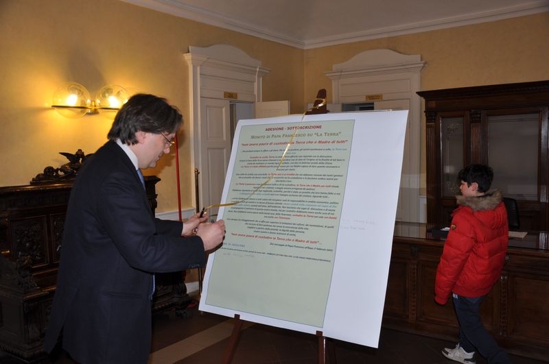 Sottoscrizione da parte del Sindaco di Asti, Avv. Fabrizio Brignolo del Monito di Papa Francesco per la salvaguardia del bene "Terra" [Foto di Silvio Garlasco].