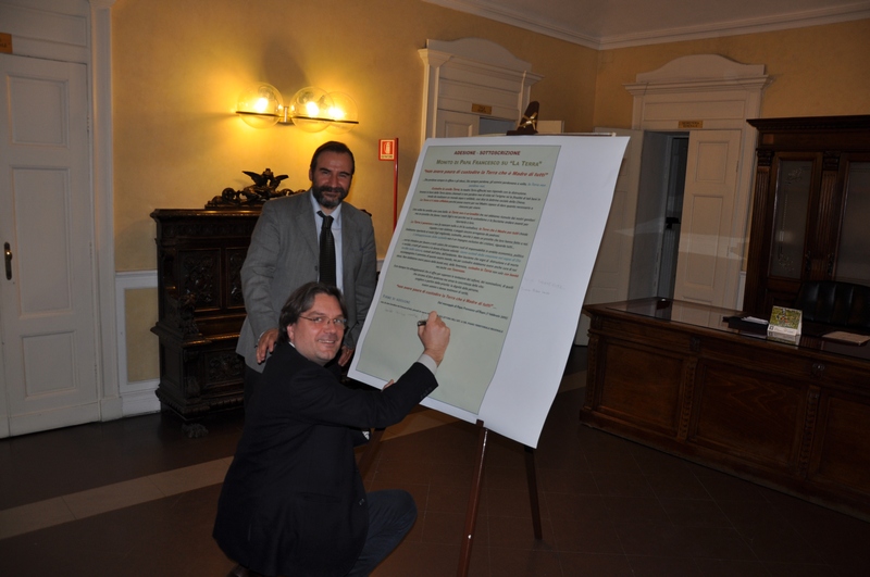 Momento della sottoscrizione da parte del Sindaco di Asti, Avv. Fabrizio Brignolo, del Monito di Papa Francesco per la conservazione della "Terra" [Foto di Silvio Veglio].