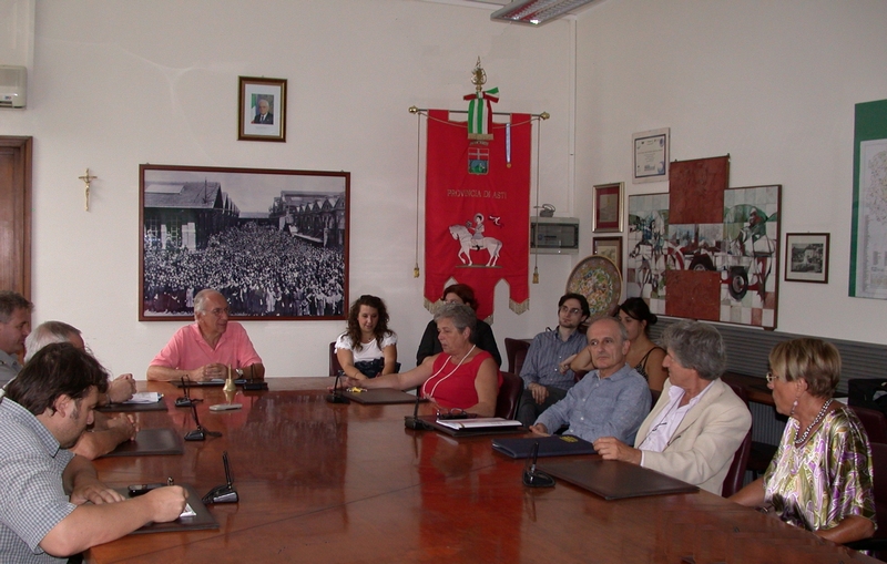 Partecipanti alla riunione in Sala giunta della Provincia di Asti per la presentazione della Richiesta di tutela del Viale storico di tigli lungo la ex Strada Statale 10 (Padana inferiore) a Villafranca d Asti, ai sensi della Legge 10 del 2013. Al Tavolo dell incontro (da sx in senso orario): l Ing. Riccardo Palma, il Presidente Giancarlo Scarrone dell Associazione Valle Belbo Pulita, il Comandante del Corpo forestale dello stato della Stazione di Villafranca d Asti, il Sindaco Guido Cavalla di Villafranca d Asti, la Dott.ssa Elisa Turello, la Consigliera provinciale Angela Quaglia con deleghe alla viabilità, il Dott. Ezio Claudio Pia, l Ing. Paolo Biletta (Dirigente settore viabilità della Provincia di Asti), l Arch. Francesca Cavagnino, il Dott. Agr. Ernesto Doglio Cotto (Vice Presidente dell Ordine dei Dottori agronomi e Dottori forestali della provincia di Asti) e la Dott.ssa Graziella Boat [FOTO DI ANGELO PORTA].