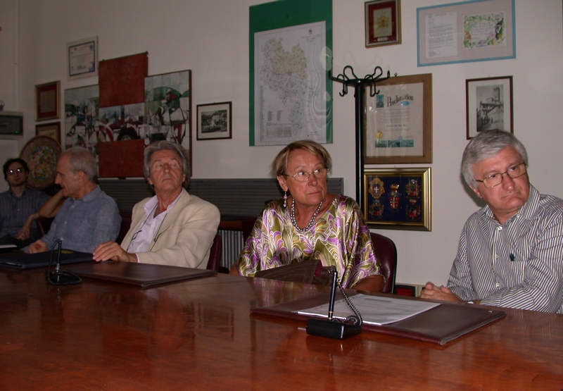 Partecipanti all incontro di Richiesta di tutela del viale alberato storico di Villafranca d Asti (Ex-SS 10 Padana inferiore) ai sensi della Legge 10 del 2013". Da (sx): Ing. Paolo Biletta (Dirigente del Settore viabilità della Provincia di Asti), Dott. Agr. Ernesto Doglio Cotto (Vice Presidente dell Ordine dei Dottori agronomi e Dottori forestali della Provincia di Asti), Dott.ssa Graziella Boat e Dott. Angelo Porta (Presidente del Circolo Legambiente Valtriversa). 