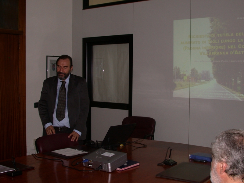 Riflessione del Prof. Marco Devecchi dell Osservatorio del paesaggio per il Monferrato e l Astigiano  sul tema "Richiesta di tutela del viale alberato storico di Villafranca d Asti (Ex-SS 10 Padana inferiore) ai sensi della Legge 10 del 2013" [FOTO DI ANGELO PORTA].