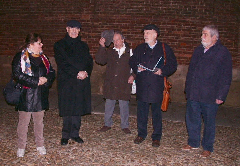 Partecipanti alla cerimonia di scoprimento della Lapide restaurata del 1266 a ricordo della ricostruzione della torre campanaria della Cattedrale di Asti. Nella Foto da (sx): Dott.ssa Anna Rosa Nicola, S.E. Mons. Francesco Ravinale (Vescovo della Diocesi di Asti), Dott. Gianfraco Monaca (Associazione Tempi di Fraternità), Prof. Emanuele Bruzzone (Società di Studi Astesi) e Dott. Pippo Sacco (Società di Studi Astesi).