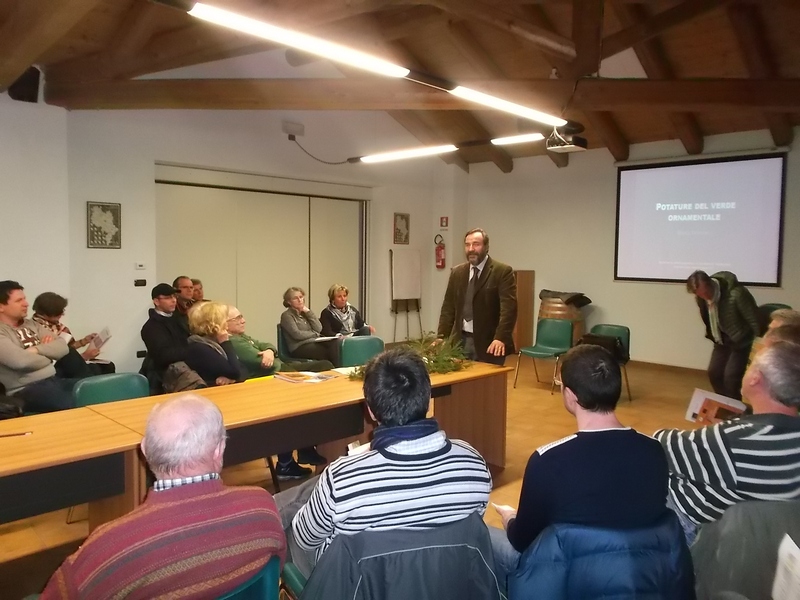 Relazione sul tema delle potature nel campo delle specie di interesse ornamentale da parte del Prof. Marco Devecchi [Foto di Angelo Porta].