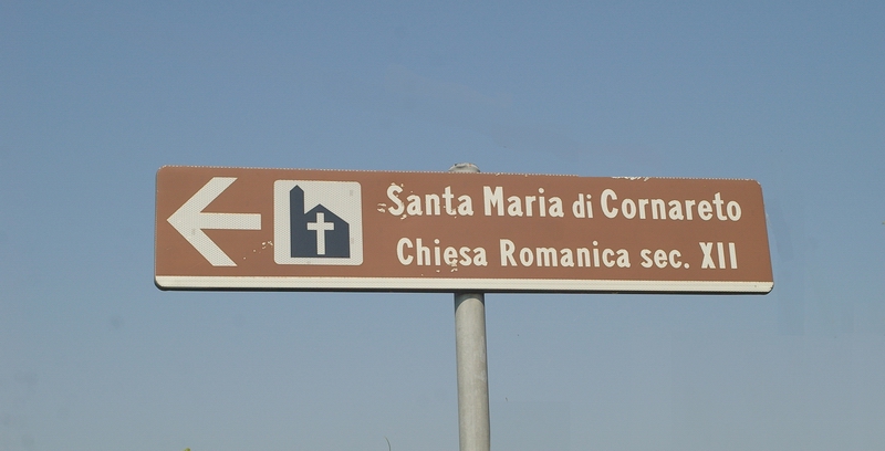 Cartello indicatore presente nella campagne astigiane ad uso dei turisti per raggiungere le numerose chiese romaniche caratterizzanti il territorio.