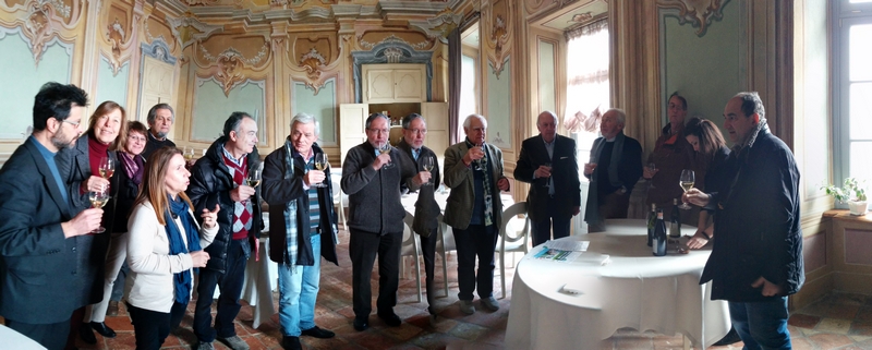 Brindisi al termine della prima riunione di lavoro del 2016 della Rete di coordinamento degli Osservatori del Paesaggio del Piemonte. Da (sx): Silvio Garlasco (Osservatorio del paesaggio alessandrino), Anna Marson (Osservatorio del Paesaggio Alta Langa - Valle Uzzone), Daniela Bosia (Osservatorio del paesaggio del Mongioie), Diego Corradin (Osservatorio del paesaggio dell Anfiteatro morenico di Ivrea), Gino Scarsi (Osservatorio del paesaggio di Langhe e Roero), Luigo Carosso (Sindaco di Magliano Alfieri), Silvio Veglio (Osservatorio del paesaggio di Langhe e Roero),Valerio Di Battista (Presidente della Rete degli Osserrvatori del paesaggio del Piemonte), Gian Paolo Bardazza (Osservatorio del paesaggio del Monferrato Casalese), Alberto Magnaghi (Osservatorio del Paesaggio Alta Langa - Valle Uzzone) e Roberto Pozzi (Osservatorio del Paesaggio biellese) [Foto di Carlo Bidone].