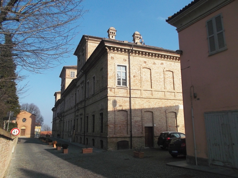 Veduta del monumentale Castello di Magliano Alfieri, attualmente sede del "Teatro del Paesaggio".