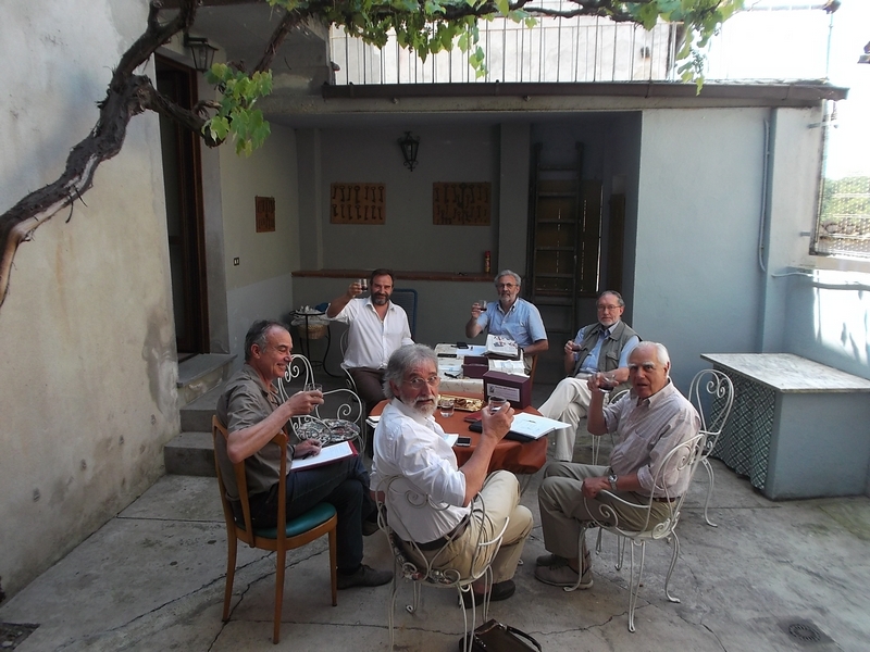 Momento conviviale con brindisi al termine dei lavori della terza riunione del 2016 della Rete di coordinamento degli Osservatori del Paesaggio del Piemonte a Fubine. Dal centro (in senso orario): Franco Olivero (Osservatorio del paesaggio del Monferrato Casalese), Diego Corradin (Osservatorio del paesaggio dell Anfiteatro morenico di Ivrea), Marco Devecchi (Osservatorio del Paesaggio per il Monferrato e l Astigiano, Franco Bartocci e Silvio Veglio (Osservatorio del paesaggio di Langhe e Roero) e Valerio Di Battista (Presidente della Rete degli Osserrvatori del paesaggio del Piemonte) [Foto di Silvio Garlasco].