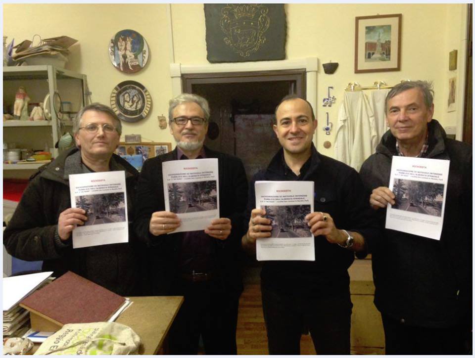 Foto di gruppo in occasione della presentazione alla Regione Emilia-Romagna, Provincia di Forlì-Cesena, Comune di Forlì, Ministero Beni Culturali, ed al Consiglio d Europa, della formale richiesta di attribuzione del "Notevole interesse pubblico paesaggistico" agli alberi di San Lorenzo in Noceto (Forlì). Da sinistra: Giancarlo Romanini, Alfonso Nicola Vaccari, Marco Colonna e Sergio Flamigni, in rappresentanza del Tavolo delle Associazioni Ambientaliste di Forlì, e dei gruppi "Giù le mani dagli alberi di Forlì" e "Platani S. Lorenzo".
