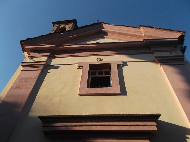 Veduta della facciata della Chiesa dei Battuti di Neviglie (CN), sede dell Incontro di studio e Tavola rotonda su "Sostenibilità ambientale e best practice delle aziende vitivinicole e dei vignaio" .