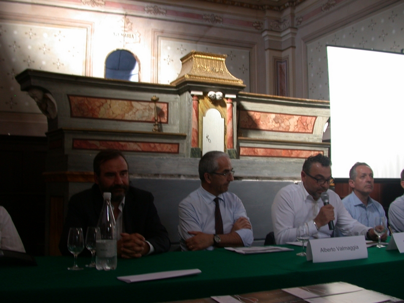 Saluto introduttivo da parte del Sindaco Roberto Sarotto di Neviglie (CN) [Foto di Vittorio Fiore].