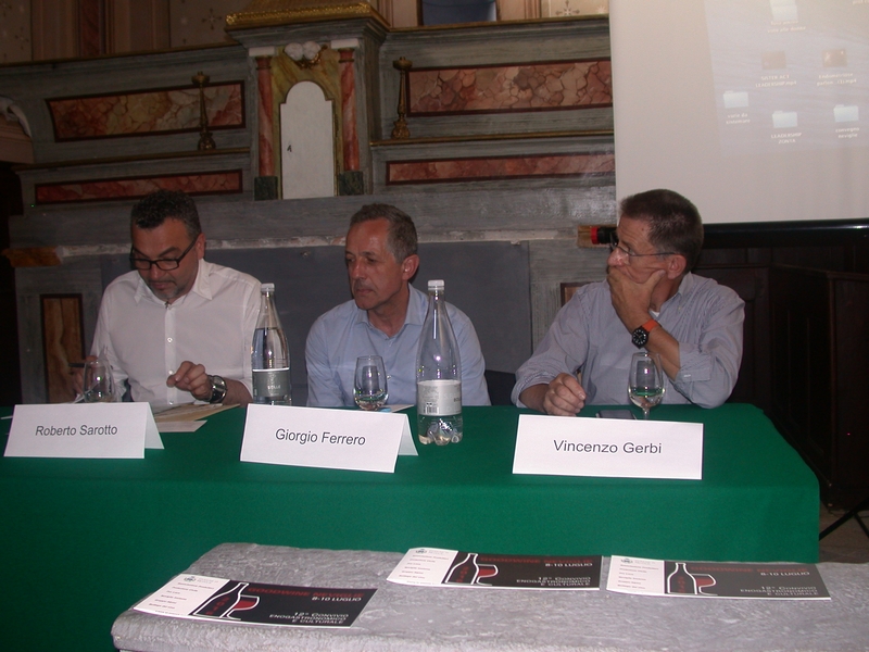 Veduta del Tavolo dei relatori: da (sx) Roberto Sarotto, Sindaco di Neviglie (CN), Giorgio Ferrero, Assessore all Agricoltura della Regione Piemonte, e Prof. Vincenzo Gerbi, Docente del DISAFA Dipartimento di Scienze agrarie, forestali e alimentari dell Università di Torino e Professore Ordinario di enologia del Corso di Laurea magistrale interateneo in "Scienze viticole ed enologiche" [Foto di Vittorio Fiore].