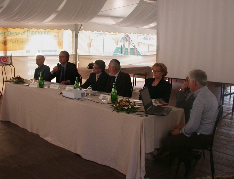 Relazione del Prof. Massimo Occhiena, Ordinario di Diritto amministrativo dell Università di Sassari, su "La tutela giuridica delle alberature stradali". Al Tavolo dei relatori da (sx): Franco Correggia (Presidente Associazione Terra, Boschi, Gente e Memorie), Massimo Occhiena, Claudio Chiarenza (Magistrato della Corte dei Conti), Emilio Lombardi (Moderatore), Maria Vittoria Gatti (Presidente dell Associazione "I nostri Tigli"), Guido Gentile (Soprintendenza per gli Archivi del Piemonte e della Valle d Aosta) e Angelo Porta (Circolo Legambiente Valtriversa)  [Foto di Marco Devecchi].