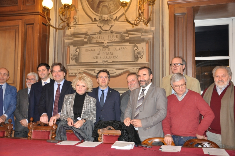 Foto ricordo dei promotori dell incontro di studio su "Metropolitana leggera e ferrovie: idee per una mobilità sostenibile ad Asti e nei territorio dell Unesco", Sala Platone del Municipio di Asti. Da (sx): Dott. Paolo Golzio Amministratore Delegato Asp di Asti, Arch. Domenico Catrambone Ordine degli Architetti di Asti, Arch. Giovanni Currado, Architetto e progettista dello studio sulla metropolitana leggera ad Asti, Avv. Fabrizio Brignolo, Sindaco di Asti, Dott.ssa Giovanna Beccuti, Presidente ASP di Asti, Dott. Roberto Cerrato, Direttore dell Associazione per il Patrimonio dei Paesaggi vitivinicoli di Langhe-Roero e Monferrato, Dott. Luigi Robino, Direttore della Direzione opere pubbliche, difesa del suolo, montagna, foreste, protezione civile, trasporti e logistica della Regione Piemonte, Prof. Marco Devecchi, Presidente, Osservatorio del paesaggio per il Monferrato e l Astigiano, Dott. Paolo Filippi Presidente del Bacino Sud Est Agenzia della Mobilità piemontese, Dott. Angelo Porta, Presidente del Circolo