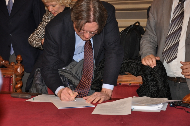 Sottoscrizione della Mozione del Convegno per la riattivazione delle Linee ferroviarie dell Astigiano e delle zone UNESCO da parte del Sindaco di Asti, Avv. Fabrizio Brignolo [Foto di Francesco Leone Devecchi].