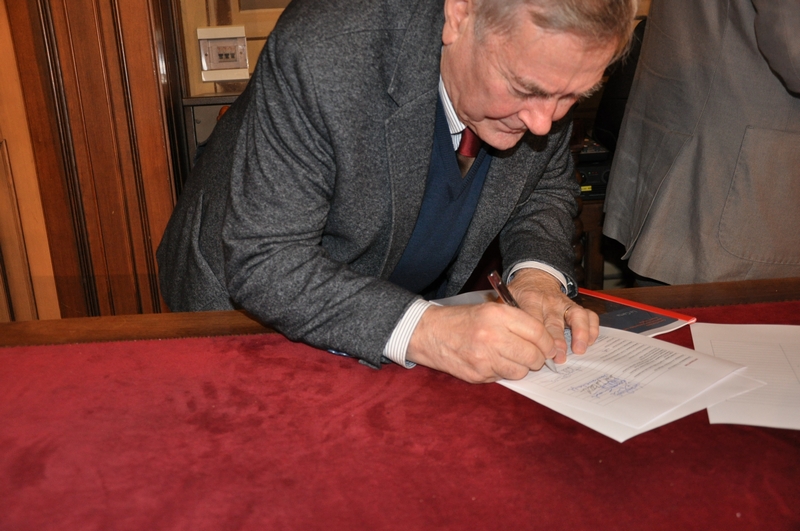 Sottoscrizione della Mozione per la riattivazione delle linee ferroviarie delle zone UNESCO da parte del Dott. Roberto Negro del Club UNESCO di Alba [Foto di Francesco Leone Devecchi].