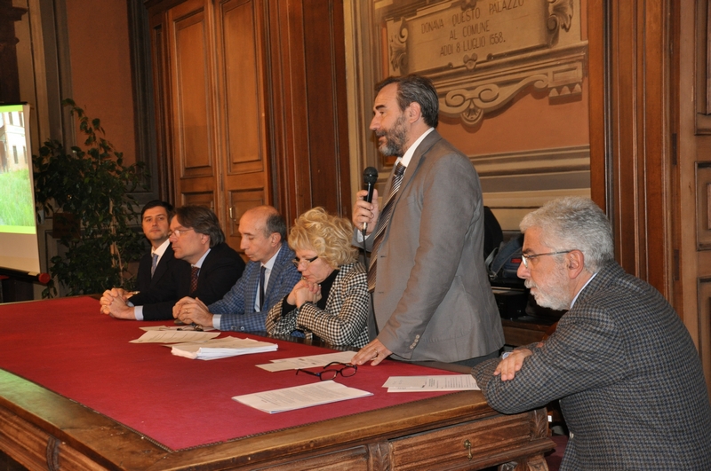 Avvio dei lavori del Convegno da parte del Prof. Marco Devecchi, Presidente dell Osservatorio del paesaggio per il Monferrato e l Astigiano [Foto di Francesco Leone Devecchi].