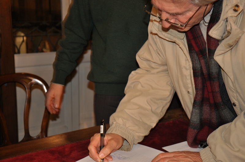 Sottoscrizione della Mozione per la riattivazione delle linee ferroviarie delle zone UNESCO da parte del Dott. Ernesto Doglio Cotto, Vice Presidente dell Ordine dei Dottori agronomi e Dottori forestali della Provincia di Asti [Foto di Francesco Leone Devecchi].