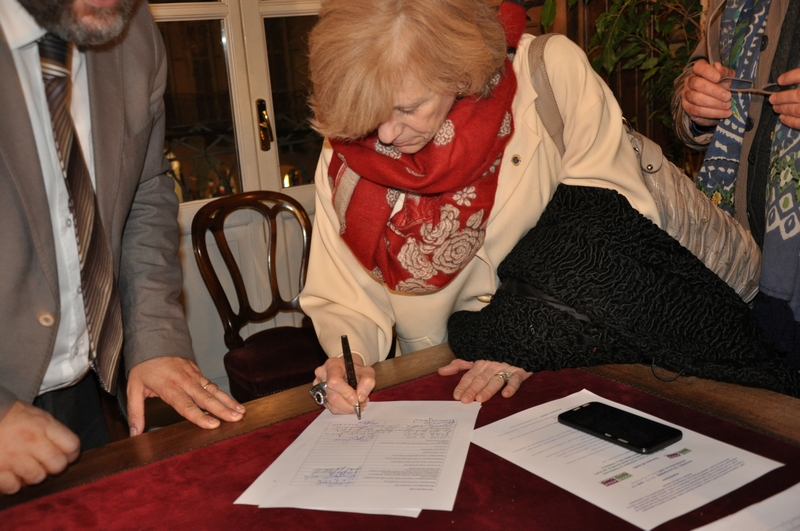 Sottoscrizione della Mozione per la riattivazione delle linee ferroviarie delle zone UNESCO da parte dell Avv. Maria Rita Mottola di Aleramo Onlus [Foto di Francesco Leone Devecchi].