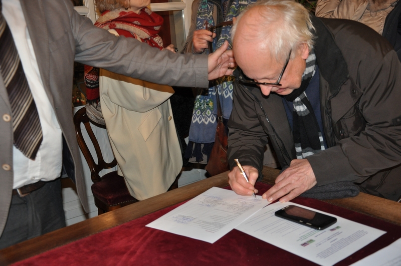 Sottoscrizione della Mozione per la riattivazione delle linee ferroviarie delle zone UNESCO da parte di Karl Goran Karlsson della Cascina Albarossa di Nizza [Foto di Francesco Leone Devecchi].