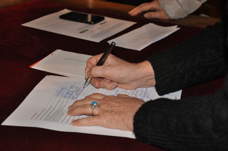 Sottoscrizione della Mozione per la riattivazione delle linee ferroviarie delle zone UNESCO da parte della Prof.ssa Laurana Lajolo, Presidente dell Associazione Davide Lajolo [Foto di Francesco Leone Devecchi].