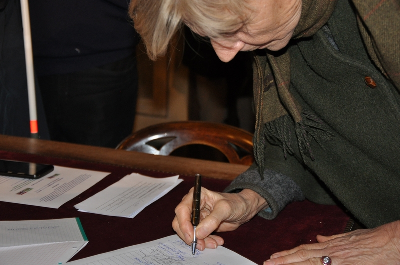 Sottoscrizione della Mozione per la riattivazione delle linee ferroviarie delle zone UNESCO da parte dell Arch. Augusta Mazzarolli [Foto di Francesco Leone Devecchi].