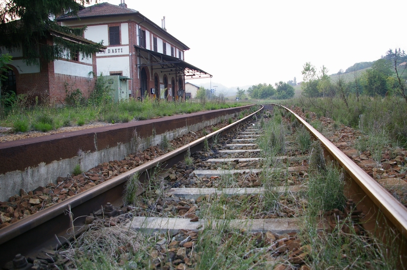 Veduta della linea ferroviaria Asti-Chivasso a Montechiaro d'Asti  caratterizzata da un patrimonio edilizio di straordinario valore architettonico  rappresentato dalle Stazioni e Caselli ferroviari. Si tratta di una infrastruttura ferroviaria di grande valore per uno sviluppo sostenibile ed innovativo dei territori astigiani ed in particolar modo delle aree riconosciute dall'UNESCO a Patrimonio dell'Umanità.