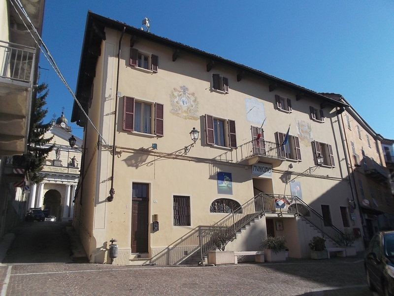 Veduta del Palazzo comunale di Vignale Monferrato.