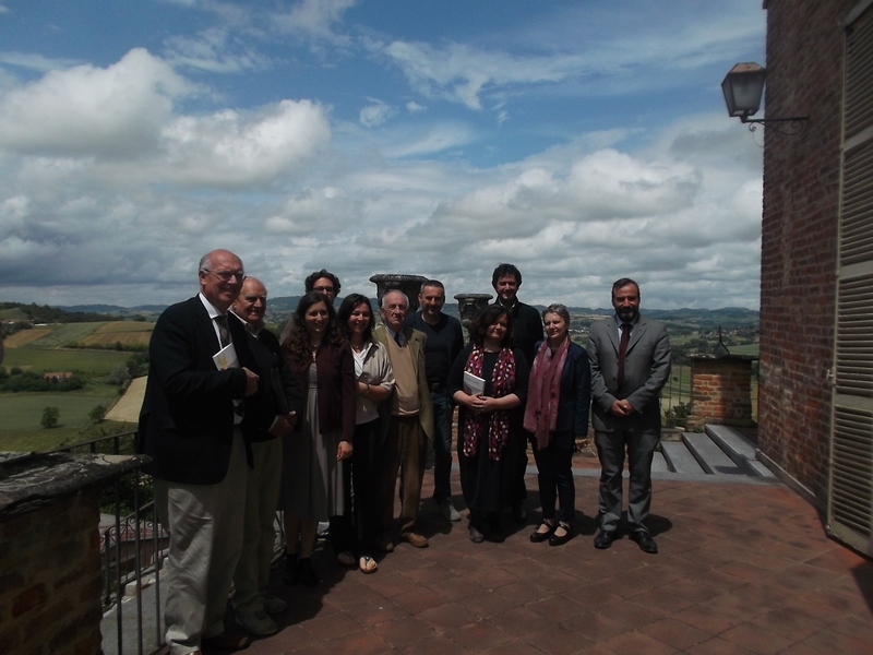 Foto ricordo al termine del Convegno sulla Terrazza panoramica del Castello dei Conti Amico di Castell Alfero con Alessandro Toccolini, Valerio Di Battista, Viola Invernizzi, Alessio Moitre, Laura Botto Chiarlo, Pier Amerio, Angelo Marengo, Giovanni Currado, Marco Devecchi, Ornella Rovera e Licia Michelangeli.