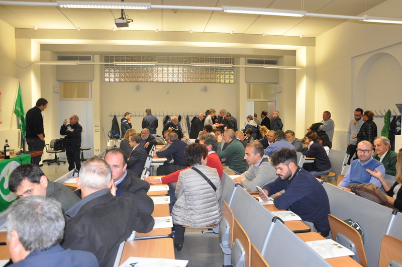 Veduta del folto pubblico presente in sala al Convegno su "Il territorio come destino. Proposte e percorsi di valorizzazione del territorio rurale italiano e astigiano"  [FOTO di Andrea Camarlinghi].