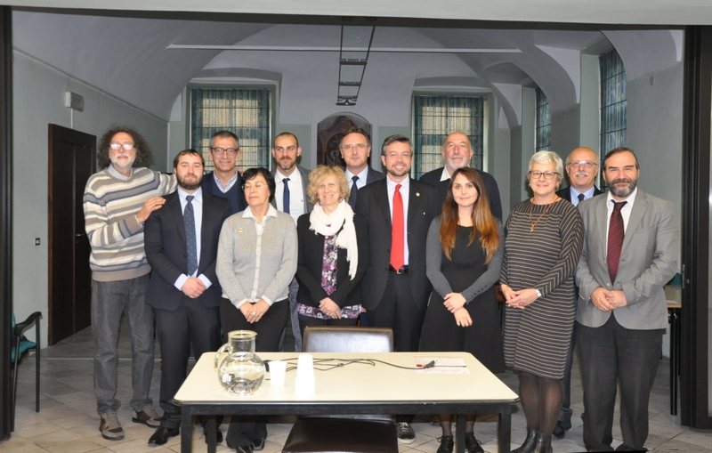 Foto ricordo al termine del Convegno "I Parchi della Rimembranza di Cavallermaggiore e della Provincia di Cuneo". Da (sx): Dario Milano (Coordinamento 100+70), Carlo Bovolo (Università del Piemonte Orientale), Davide Sannazzaro (Sindaco di Cavallermaggiore), Rosalba Belmondo (Museo Civico "A. Olmo" di Savigliano), Maria Rita Mottola (Centro Studi sul Paesaggio Culturale del Monferrato), Giulio Fumero (Coordinamento 100+70), Fabio Bailo (Assessore alla Cultura del Comune di Bra), Aldo Molinengo (Ordine dei Dottori Agronomi e Forestali della Provincia di Cuneo), Associazione di Ripa Nemoris, Serena Quagliaroli (Sapienza - Università di Roma) e Marco Devecchi (Università di Torino) [Mirella Zitti].