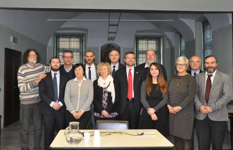 Foto ricordo al termine del Convegno "I Parchi della Rimembranza di Cavallermaggiore e della Provincia di Cuneo". Da (sx): Dario Milano (Coordinamento 100+70), Carlo Bovolo (Università del Piemonte Orientale), Davide Sannazzaro (Sindaco di Cavallermaggiore), Rosalba Belmondo (Museo Civico "A. Olmo" di Savigliano), Maria Rita Mottola (Centro Studi sul Paesaggio Culturale del Monferrato), Giulio Fumero (Coordinamento 100+70), Fabio Bailo (Assessore alla Cultura del Comune di Bra), Aldo Molinengo (Ordine dei Dottori Agronomi e Forestali della Provincia di Cuneo), Associazione di Ripa Nemoris, Serena Quagliaroli (Sapienza - Università di Roma) e Marco Devecchi (Università di Torino) [Mirella Zitti].