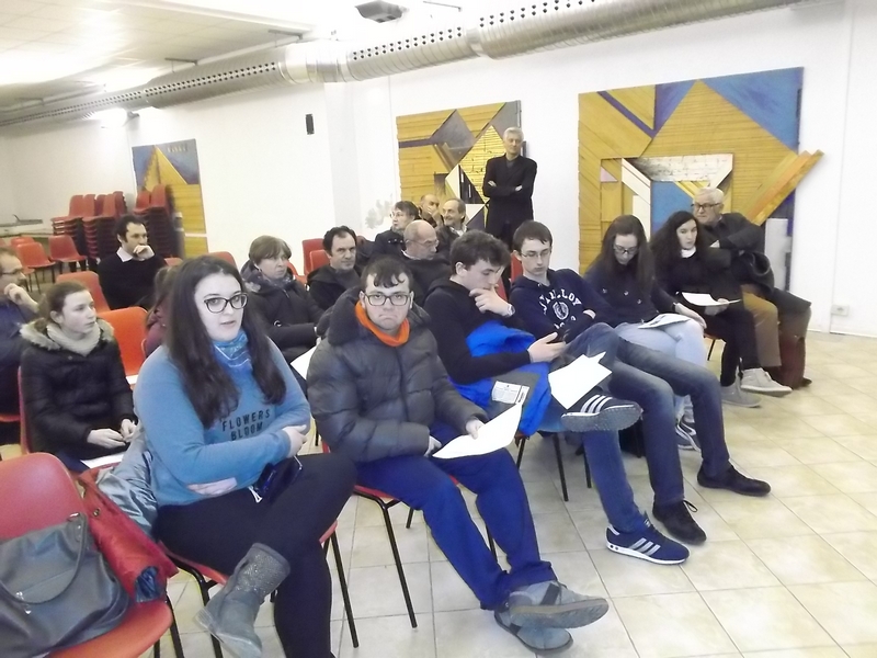 Folto ed interessato pubblico presente all incontro di studio a Riva presso Chieri.
