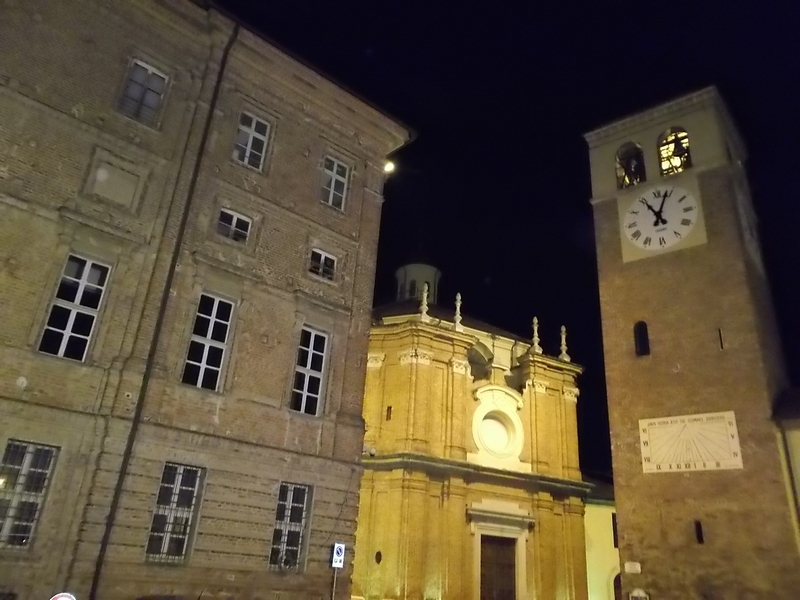 Veduta notturna di Palazzo Grosso a Riva presso Chieri.
