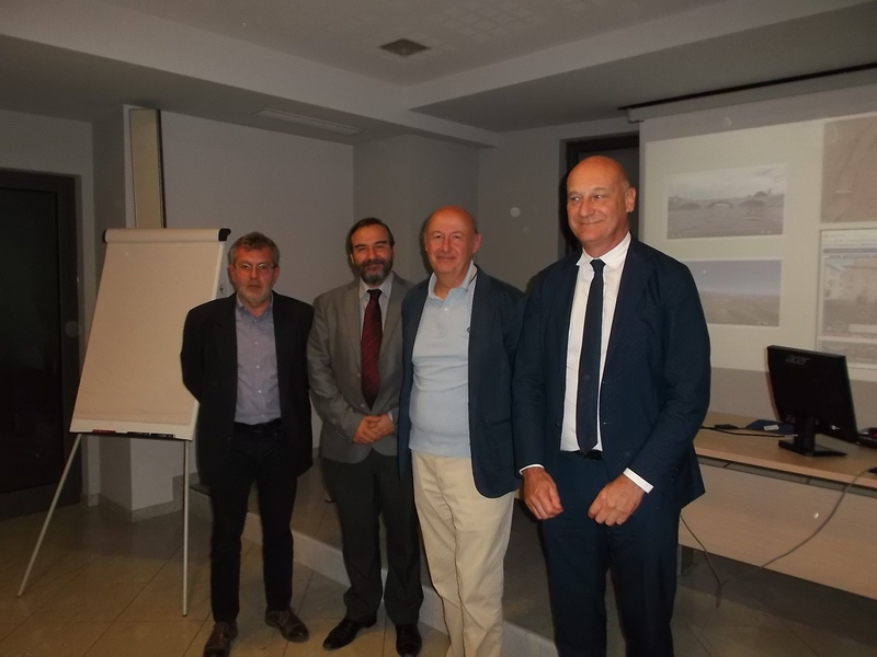 Foto ricordo al termine della giornata di lezioni al Corso di formazione per Architetti su "UNESCO e paesaggi culturali: tecniche e metodi per i contesti dell ambiente", ad Alba presso la Sala dell A.C.A. Nella foto da (sx): Arch. Mauro Rabino, Prof. Marco Devecchi, Osservatorio del Paesaggio per il Monferrato e l Astigiano, Prof. Gabriele Garnero, DIST - Politecnico di Torino, e Dott. Agr. Carlo Bidone, Osservatorio del paesaggio alessandrino.