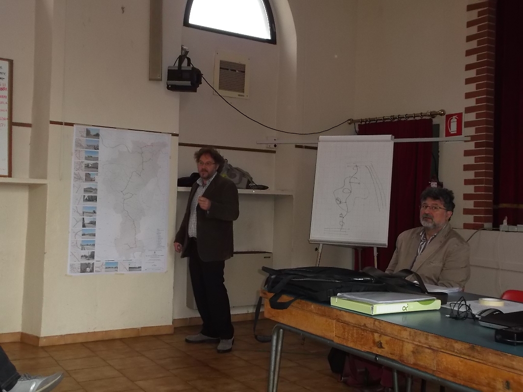 Illustrazione delle modalità di realizzazione dell Incontro di progettazione partecipata del Progetto "Una Porta sul Monferrato degli Infernot" da parte dell Arch. Daniele Mandarino [Foto di Silvio Garlasco].