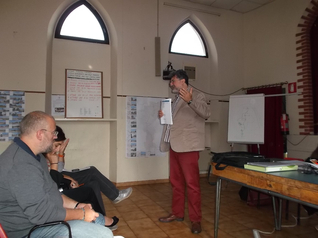 Illustrazione delle modalità di realizzazione dell Incontro di progettazione partecipata del Progetto "Una Porta sul Monferrato degli Infernot" da parte del Dott. Giorgio Borgiattino (Associazione Aregai) [Foto di Silvio Garlasco].