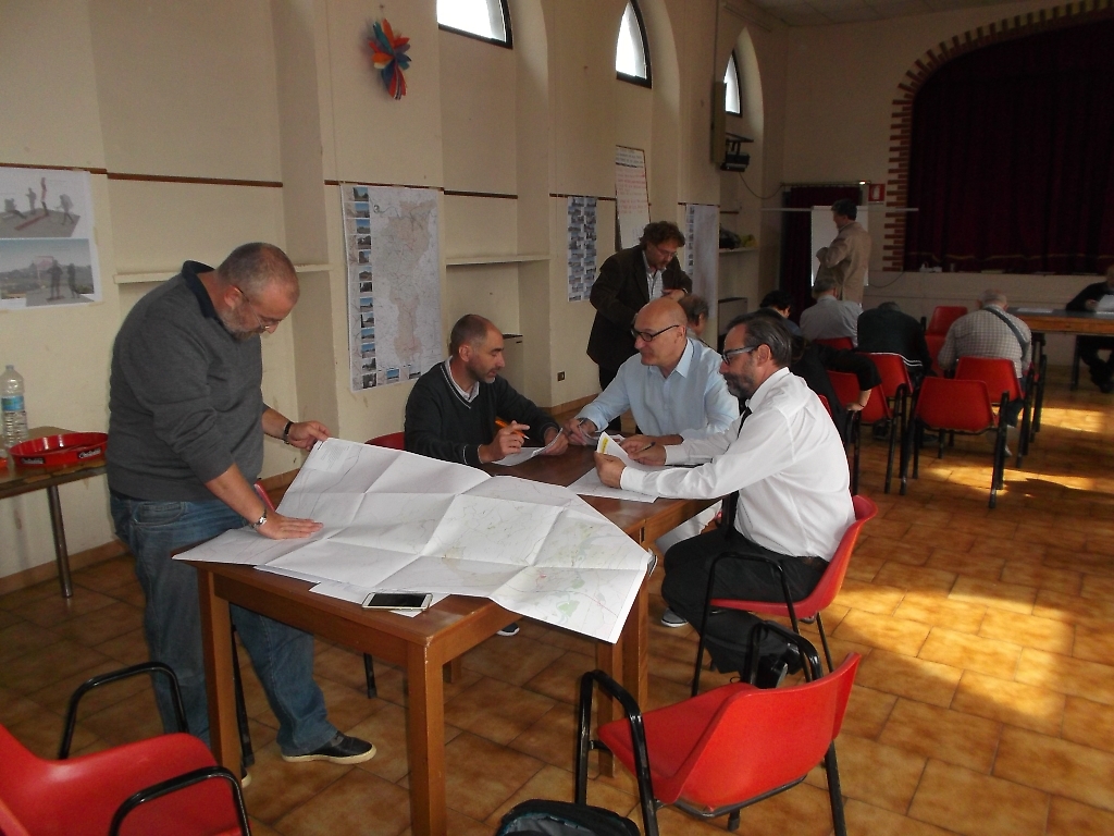 Gruppi di lavoro intenti a rispondere alle domande elaborate dagli organizzatori dell Incontro di progettazione partecipata. Nella foto: Ing. Marco Valle (SITI), Dott. Carlo Bidone e Dott. Fabrizio Masarin (Osservatorio del Paesaggio alessandrino) e Marco Devecchi (Osservatorio del Paesaggio per il Monferrato e l Astigiano) [Foto di Silvio Garlasco].