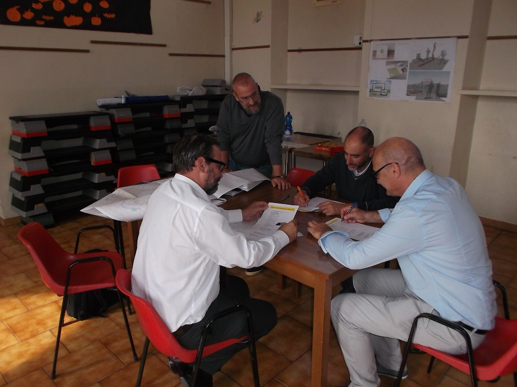 Gruppi di lavoro intenti a rispondere alle domande elaborate dagli organizzatori dell Incontro di progettazione partecipata. Nella foto: Ing. Marco Valle (SITI), Dott. Carlo Bidone e Dott. Fabrizio Masarin (Osservatorio del Paesaggio alessandrino) e Marco Devecchi (Osservatorio del Paesaggio per il Monferrato e l Astigiano) [Foto di Silvio Garlasco].